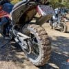 泥堆积在踏板的普利司通Battlax AdventureCross AX41轮胎