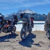 三个摩托车冻山湖附近的坎莫尔在阿尔伯塔省