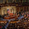 美国国会全景:2017年1月3日，第115届国会在华盛顿召开，站在阳台上观看众议院的国会议员和女议员。(图片来源:Mark Reinstein/Corbis via Getty Images)