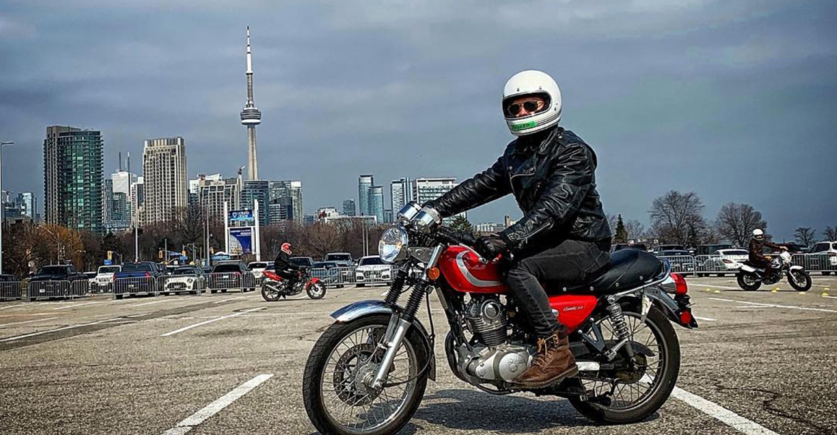 享受摩托车骑行和安全路线的骑手的景色