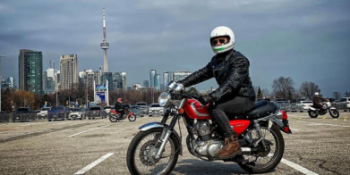 骑摩托车的乘客享受和安全课程