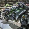 全新2022川崎忍者H2 SX SE超运动摩托车的侧面视图