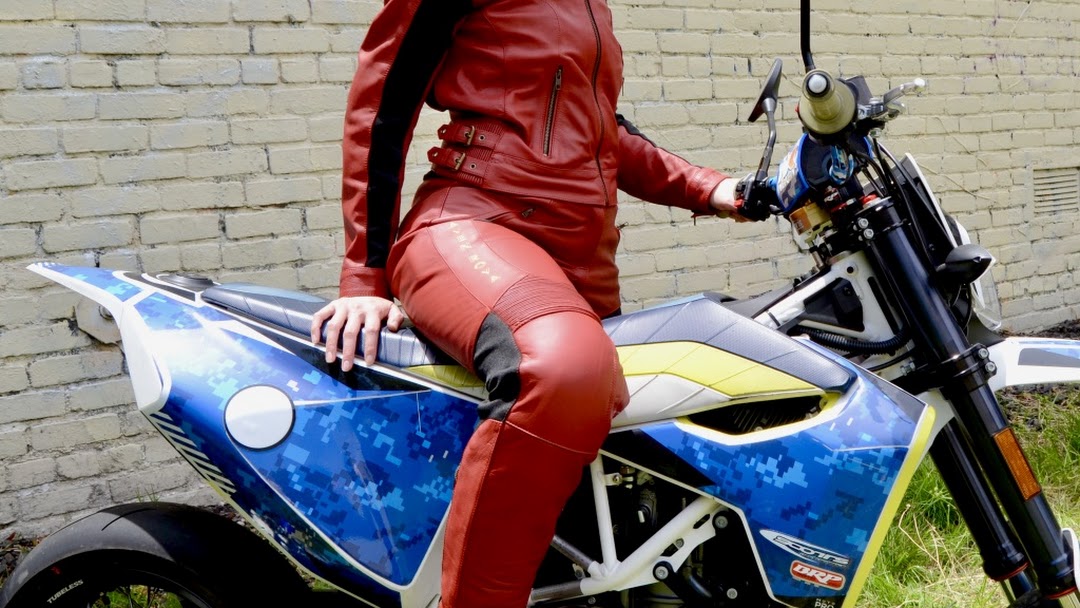 凯瑟琳·埃伯利在她的摩托车上，以Raven Rova Phoenix夹克和裤子为特色。