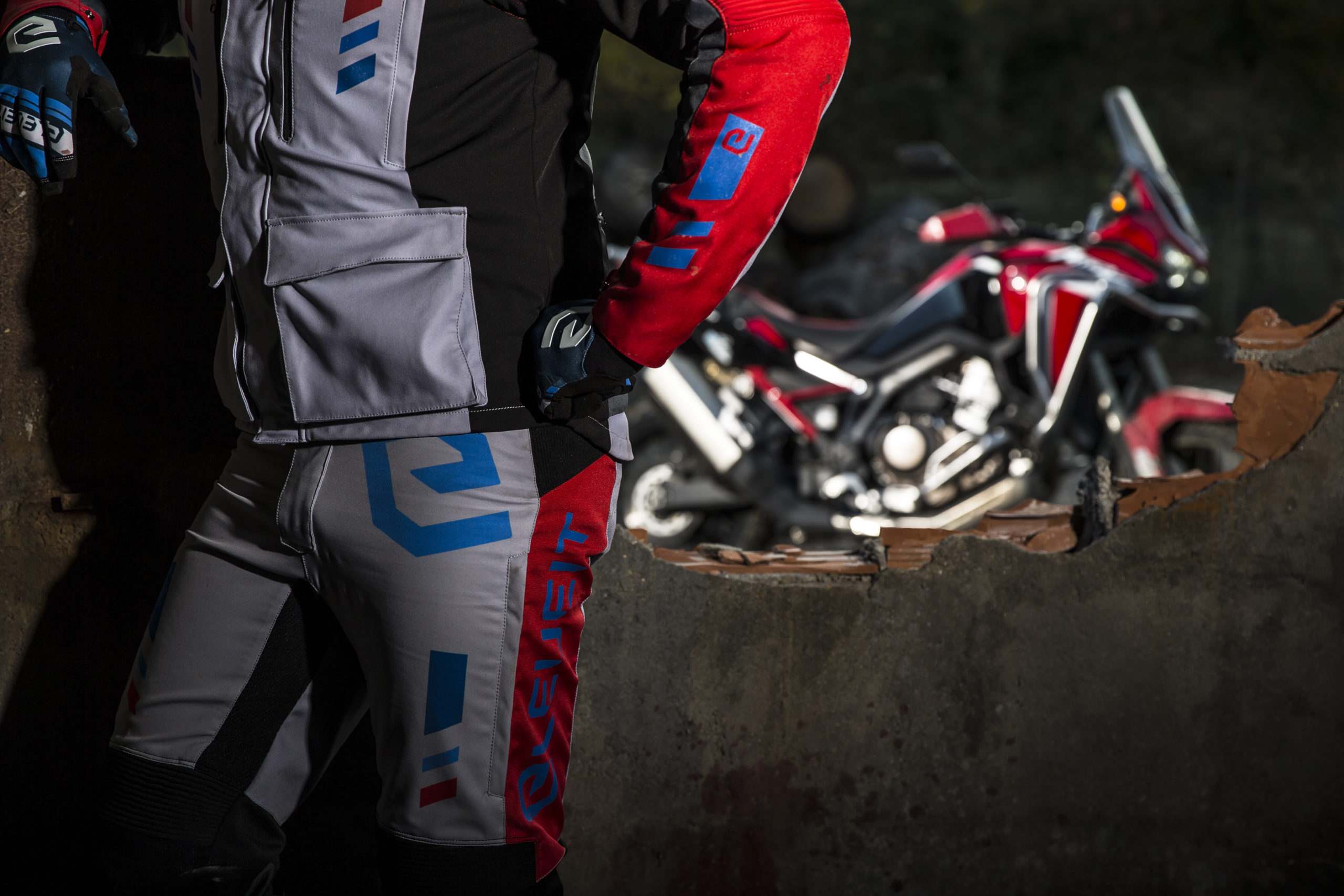 Eleveit摩托车齿轮品牌的新型Mud Maxi Gear的景色 - 截至2021年12月