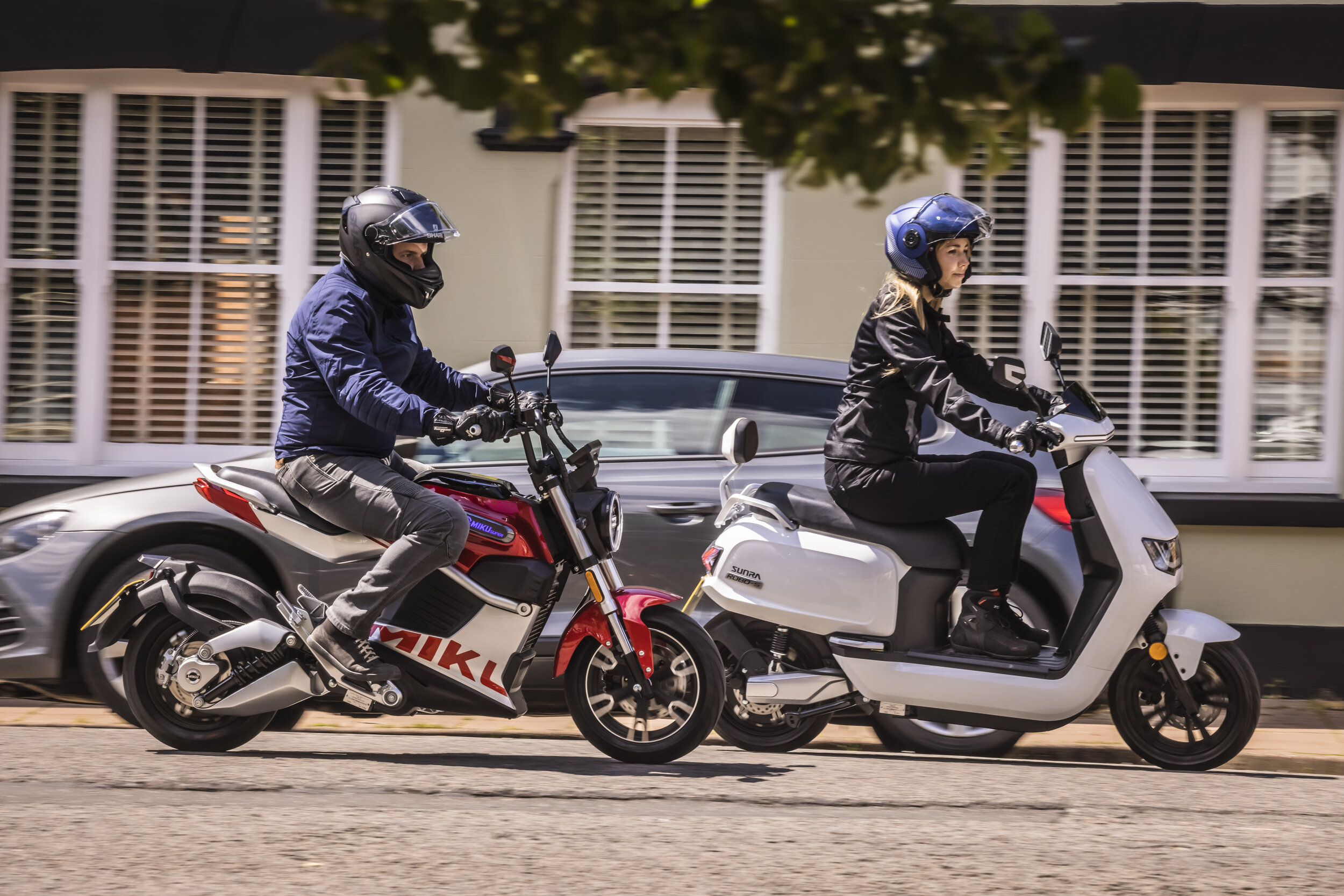 看到Sunra摩托车骑在城市/设置