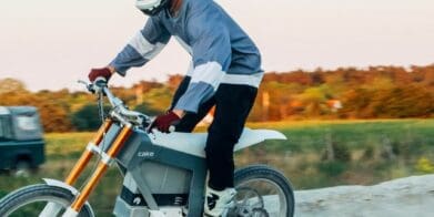 一个视图的英国骑摩托车的人享受他们的电动摩托车