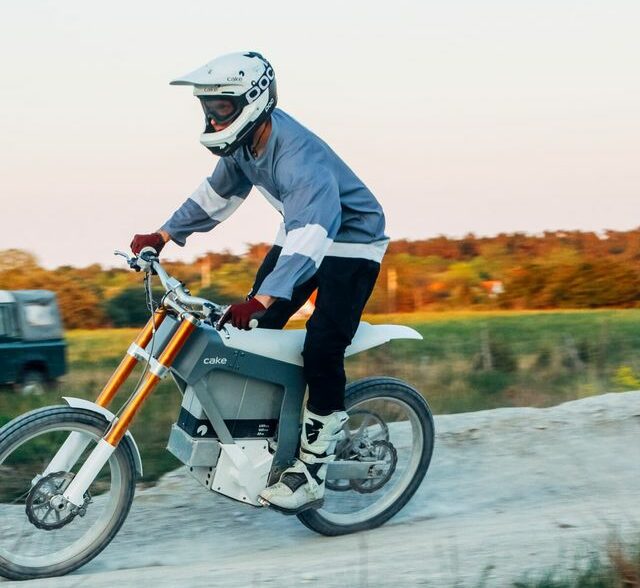 英国骑摩托车的人在享受他们的电动摩托车