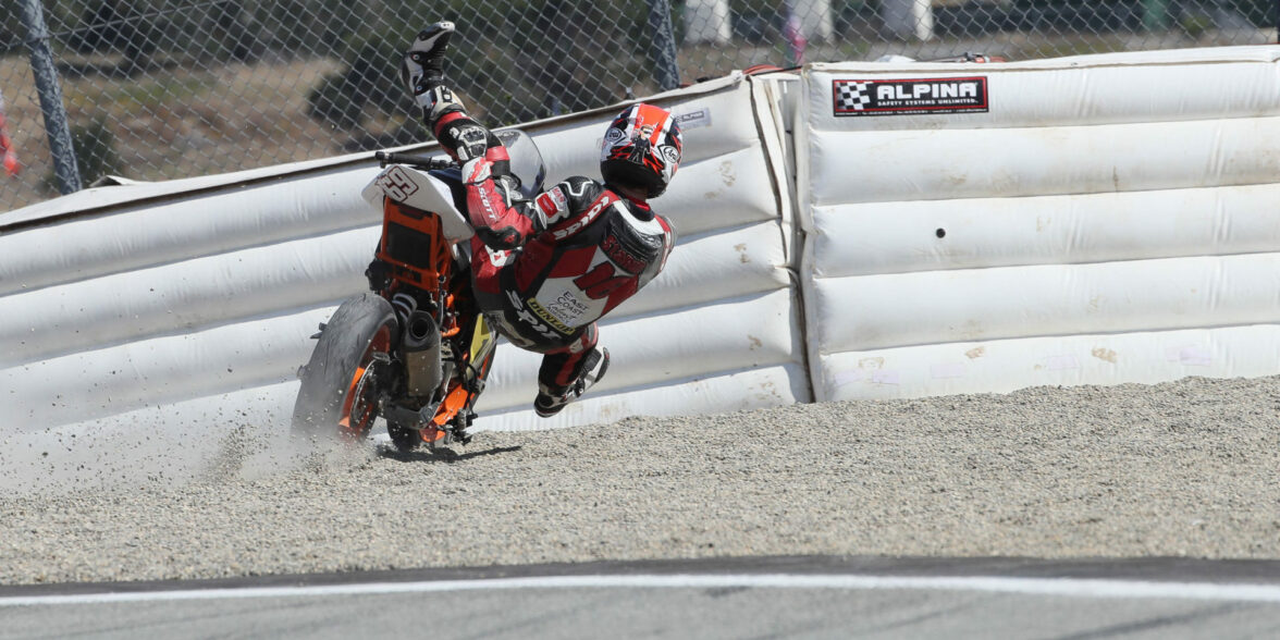 在美国摩托大赛上，赛车手使用摩托车事故的脆弱软屏障