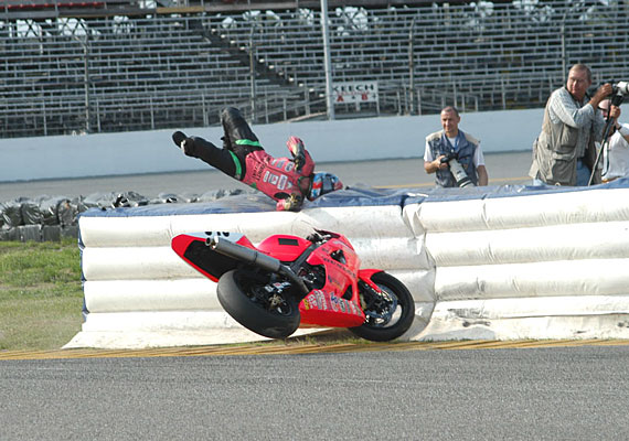 在美国摩托大赛上，赛车手使用摩托车事故的脆弱软屏障
