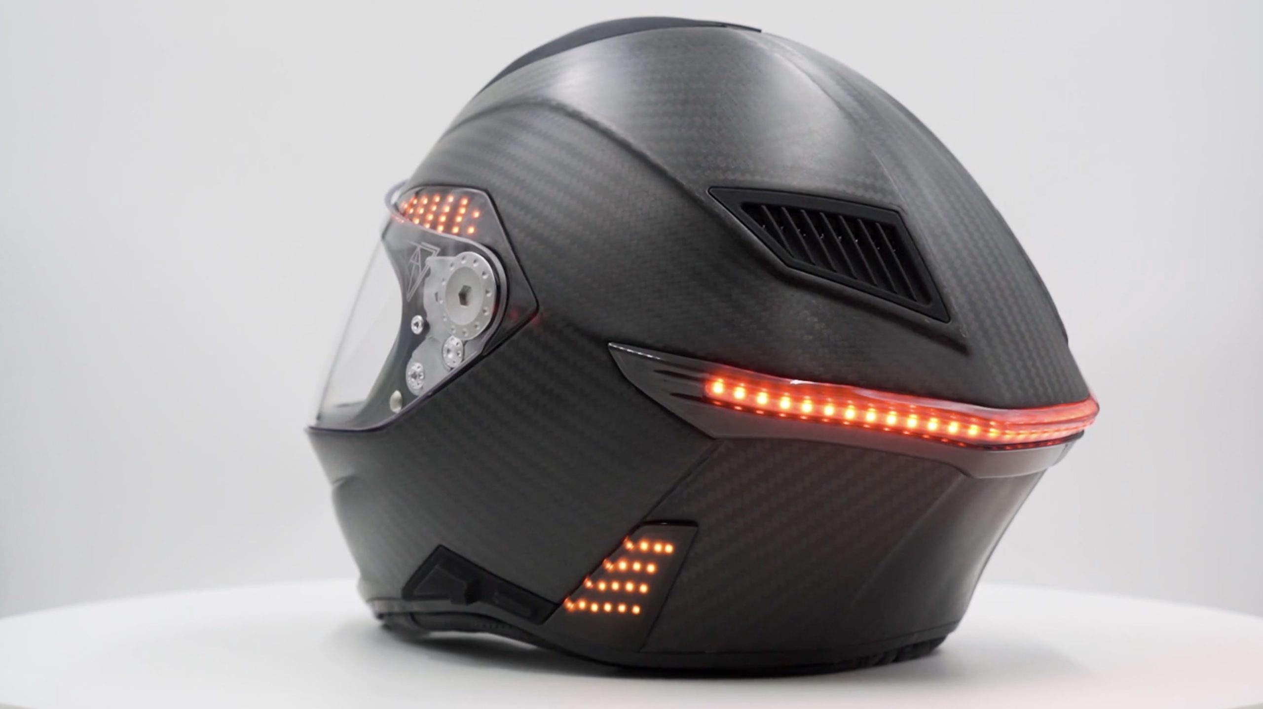 VATA7的X1 LED Smart Helmet的视图，目前在美国众筹