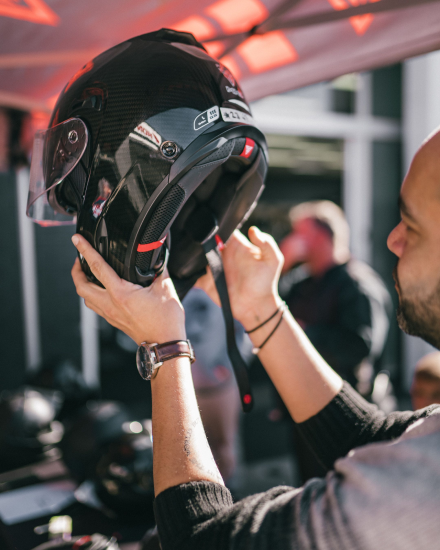 新的Forcite MK1智能摩托车头盔的视图