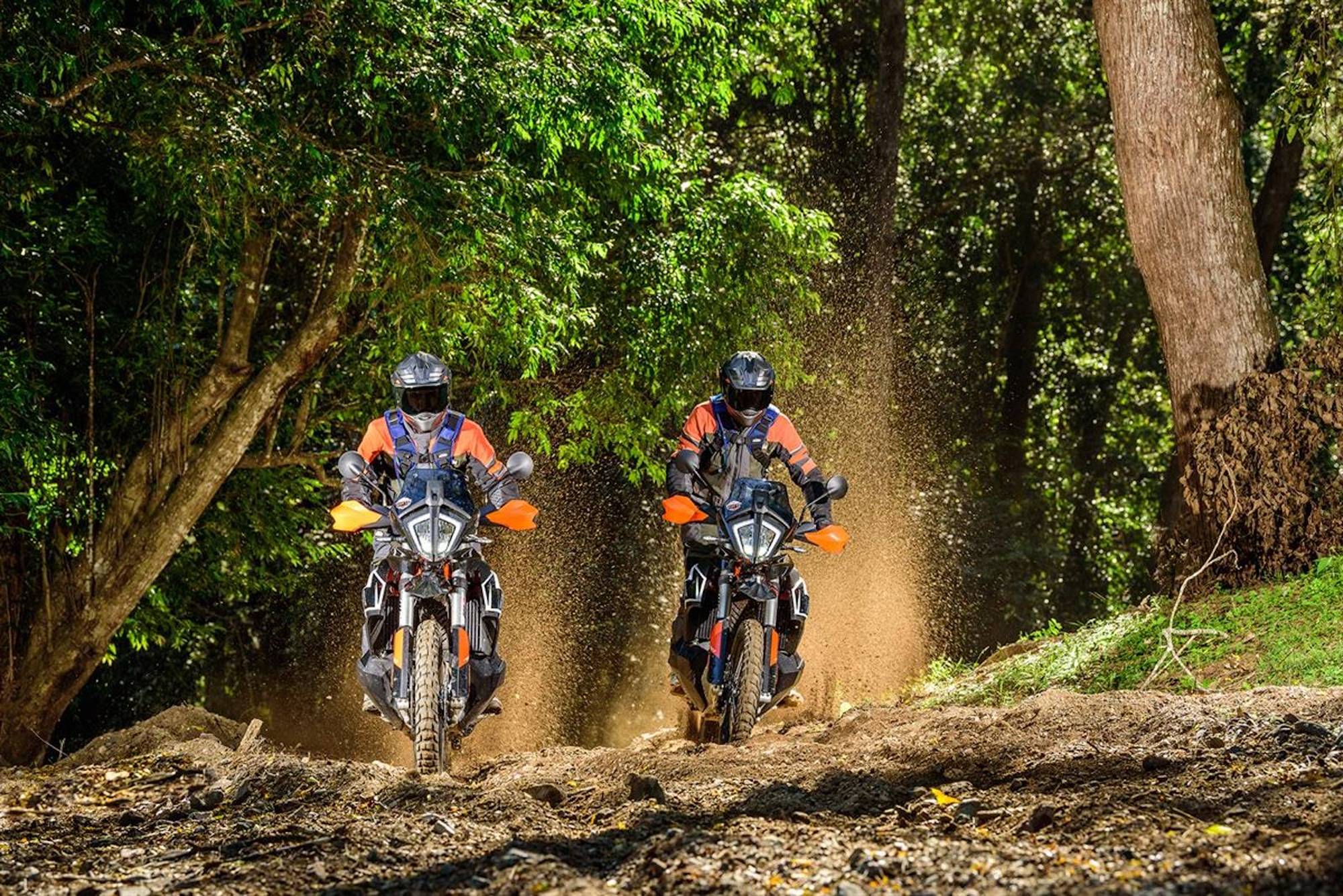 在2022 KTM世界冒险周中，竞标中有1,000公里挑战的KTM冒险摩托车的景色