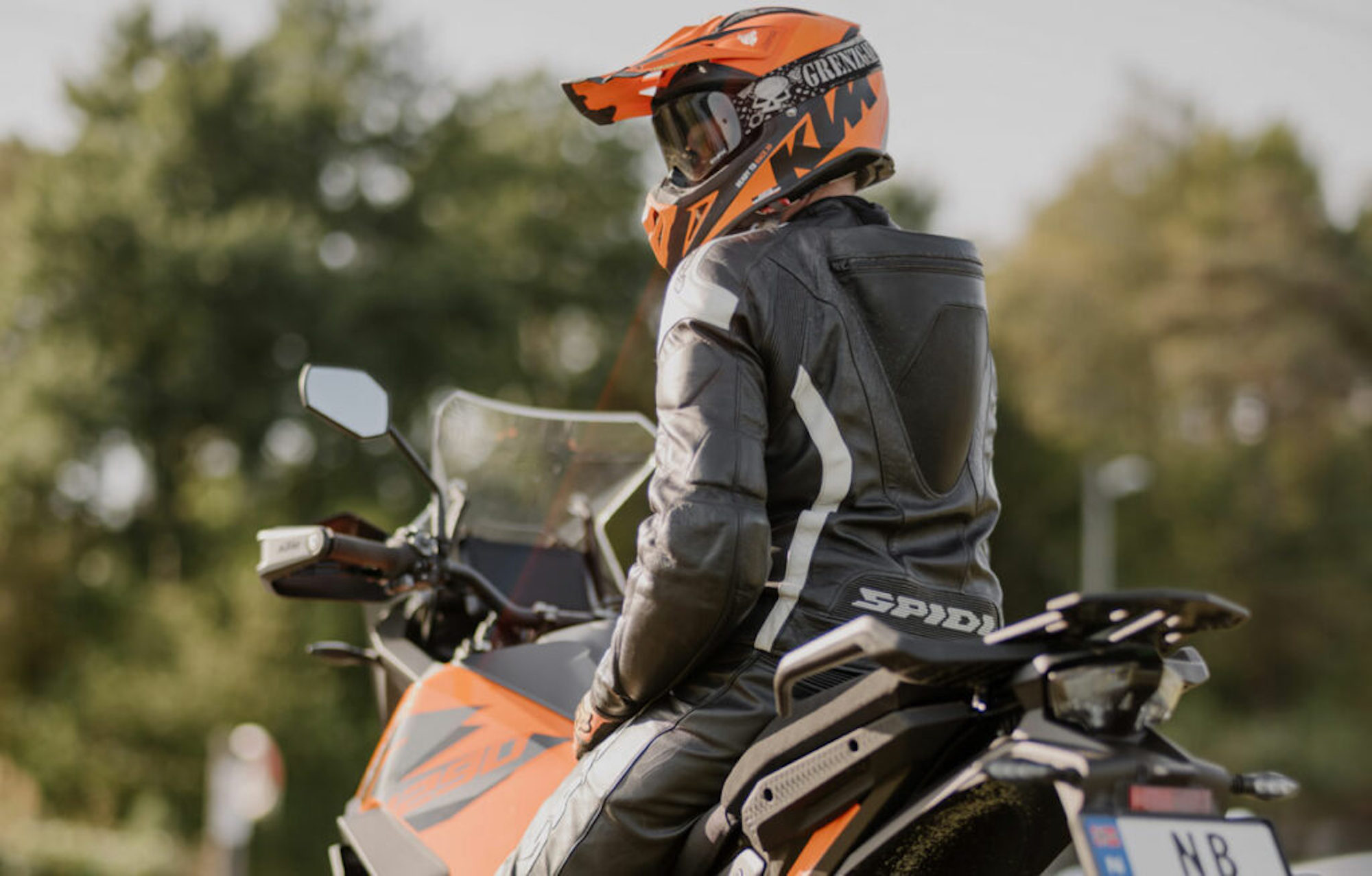 在2022 KTM世界冒险周中，竞标中有1,000公里挑战的KTM冒险摩托车的景色