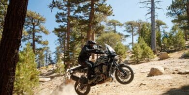 新哈雷戴维森盘美国摩托车启动的跳在北美推出在沙漠。