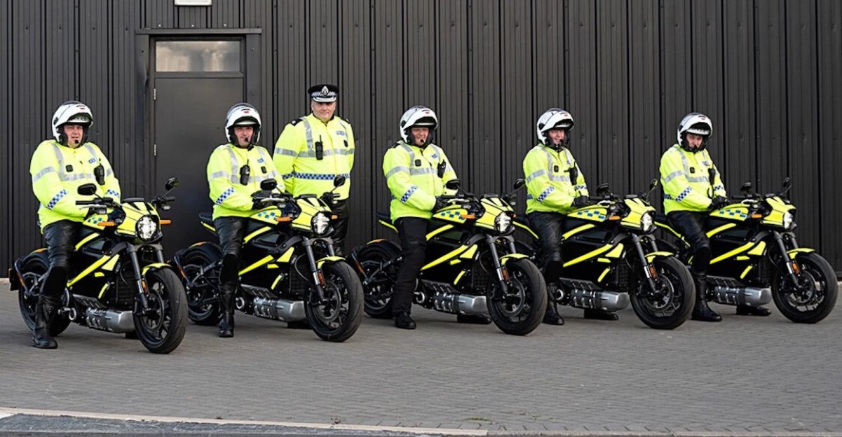 在英国2021年联合国气候会议上进行守护和巡逻的警察。照片由eletrek提供。