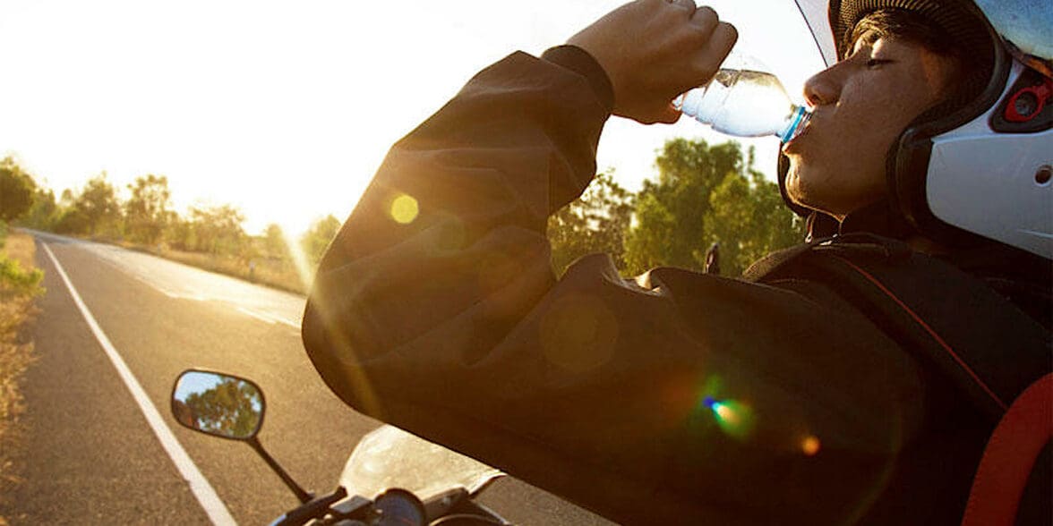 女性摩托车骑手在休息时喝水。照片由奥兰治维尔国家宝马经销店提供。