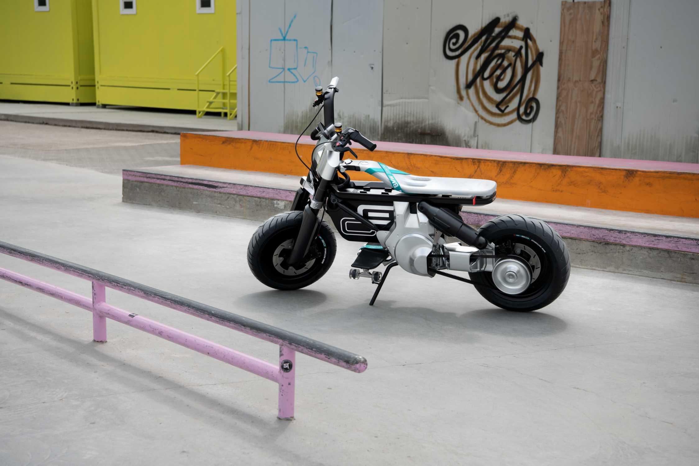 MBW的CE 02电动踏板车。照片由宝马网站提供。