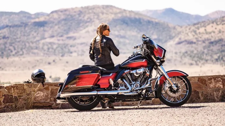 一名摩托车旁边的沙漠中的女人。照片来自CNBC。