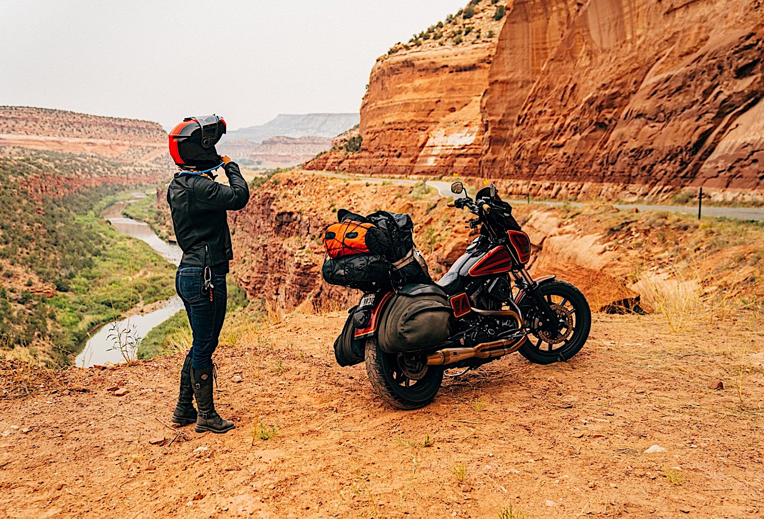 摩托车骑手的景色，经历了美丽的地形和准备，以避免耗尽热量。