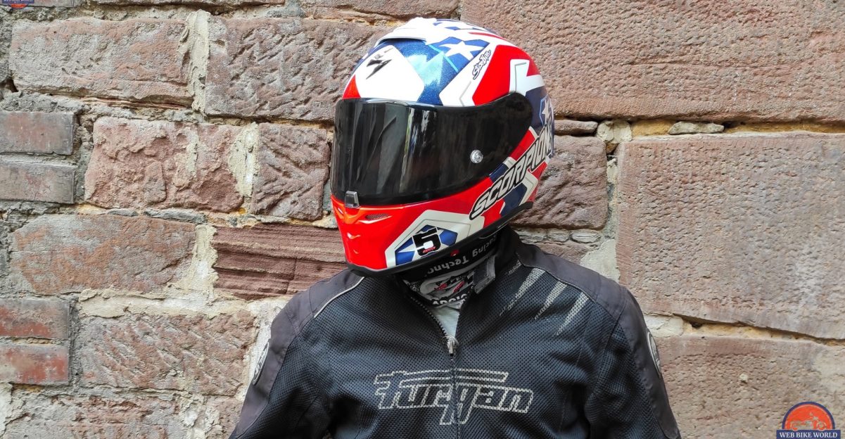 Scorpion Exo-R1 Air Bautista头盔，由我们自己的Joe Appleton进行了审查。照片由Appleton和WBW的团队提供