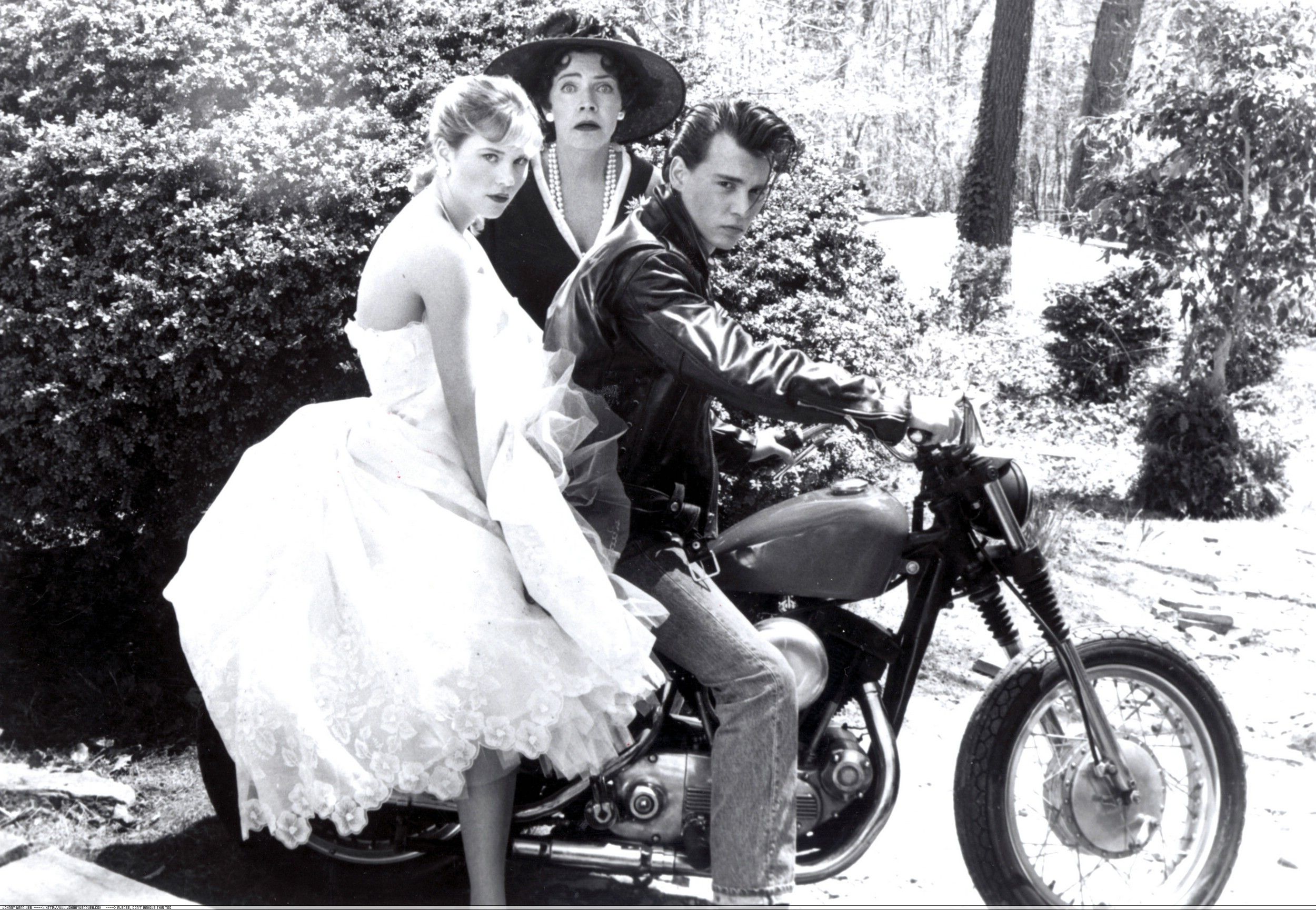 在热门电影《 Crybaby》（1990）中，他的摩托车上的角色“韦德”的照片