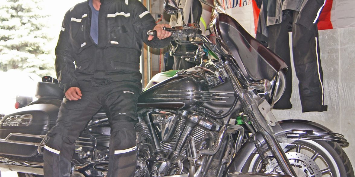 艾伦·布勒（Alan Buller）坐在Richa Brutus GTX外套的摩托车上