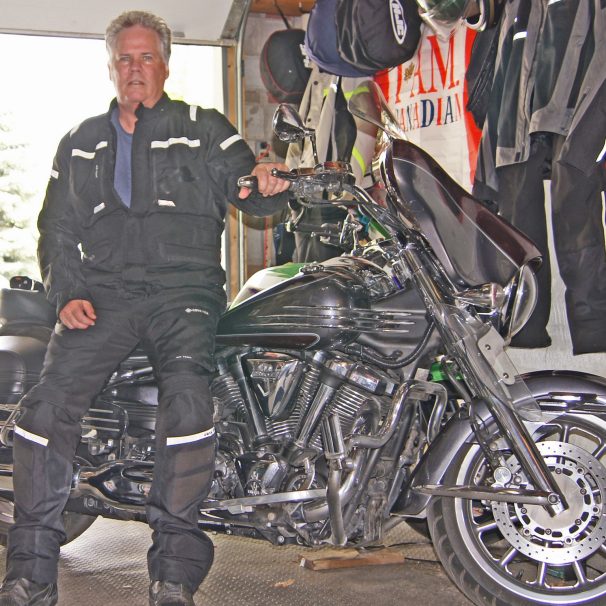 艾伦•布勒坐在他的摩托车在理查德布鲁特斯GTX夹克