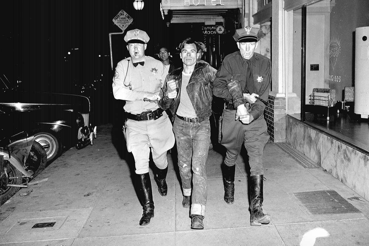 一个骑摩托车的人1947年霍利斯特骚乱中被逮捕
