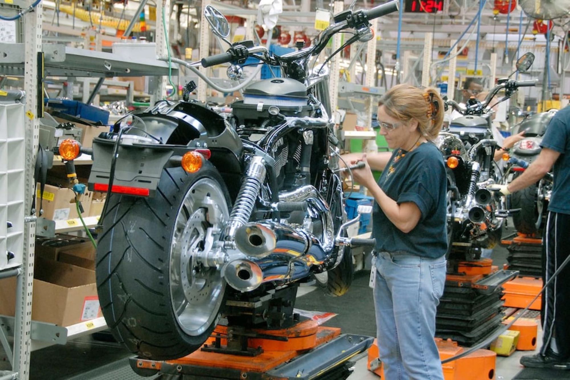 一名女性在Harley-Davidson生产工厂装配线中工作。照片由终极摩托车提供。