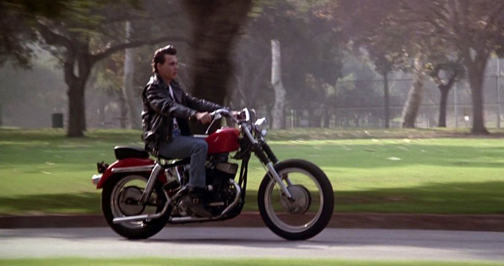 在热门电影《 Crybaby》（1990）中，他的摩托车上的角色“韦德”的照片