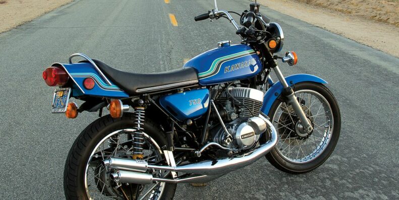 1972年川崎H2 MkIV摩托车在沙漠公路上日落在美国