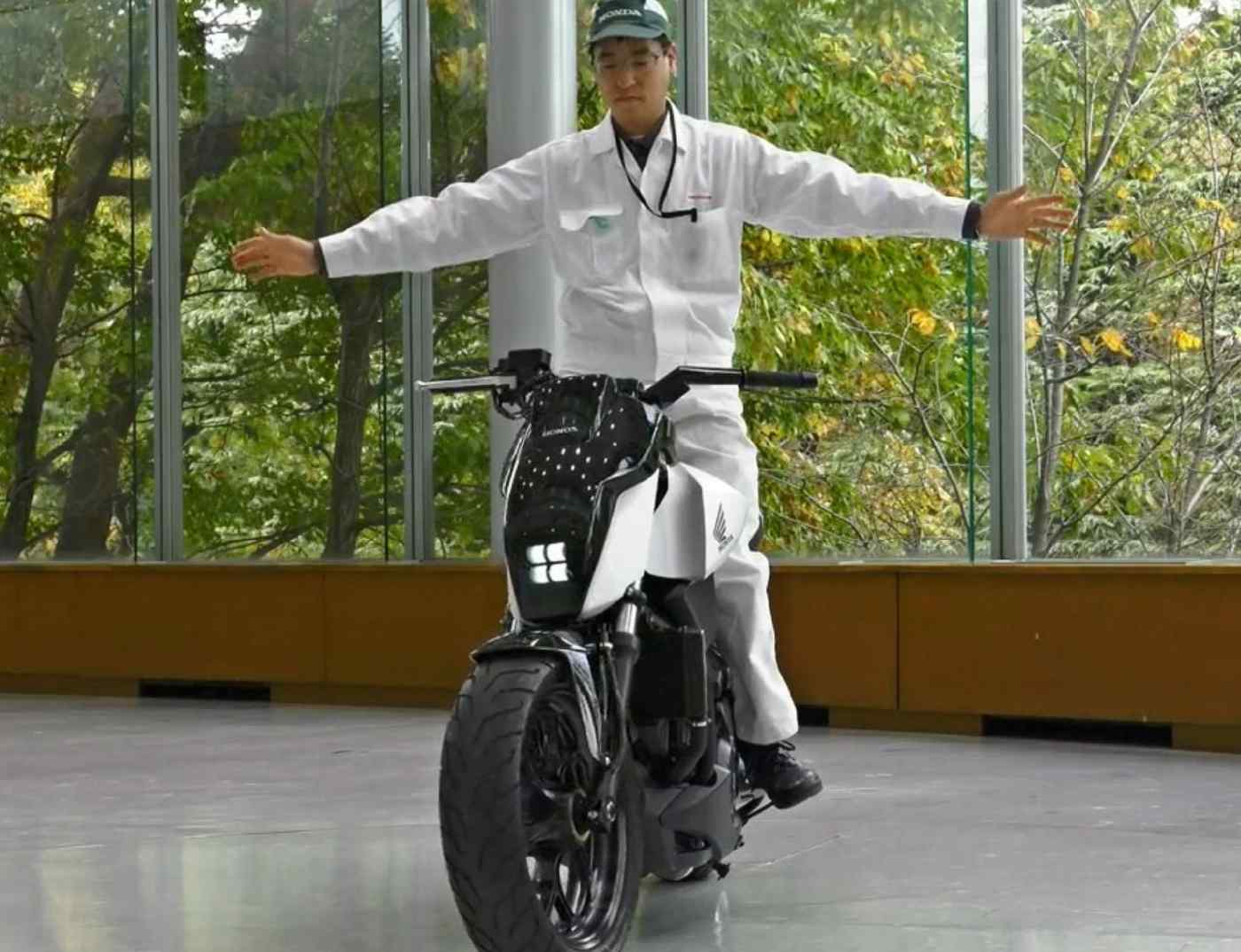 本田工人从本田实验室测试了自平衡摩托车概念。照片由亚洲Nikkei提供。