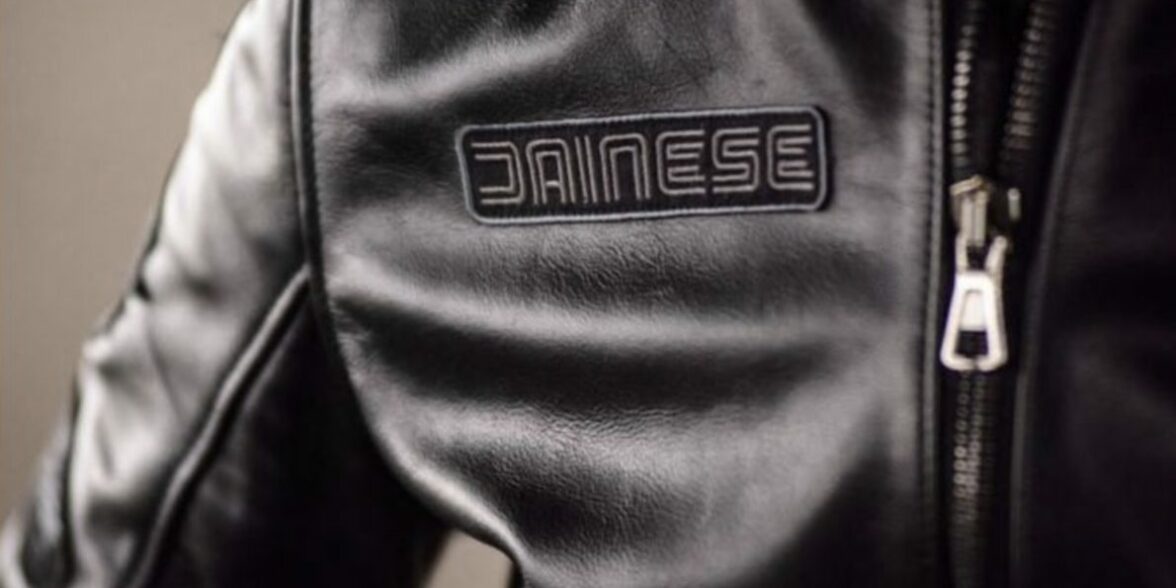 皮夹克上的Dainese标志