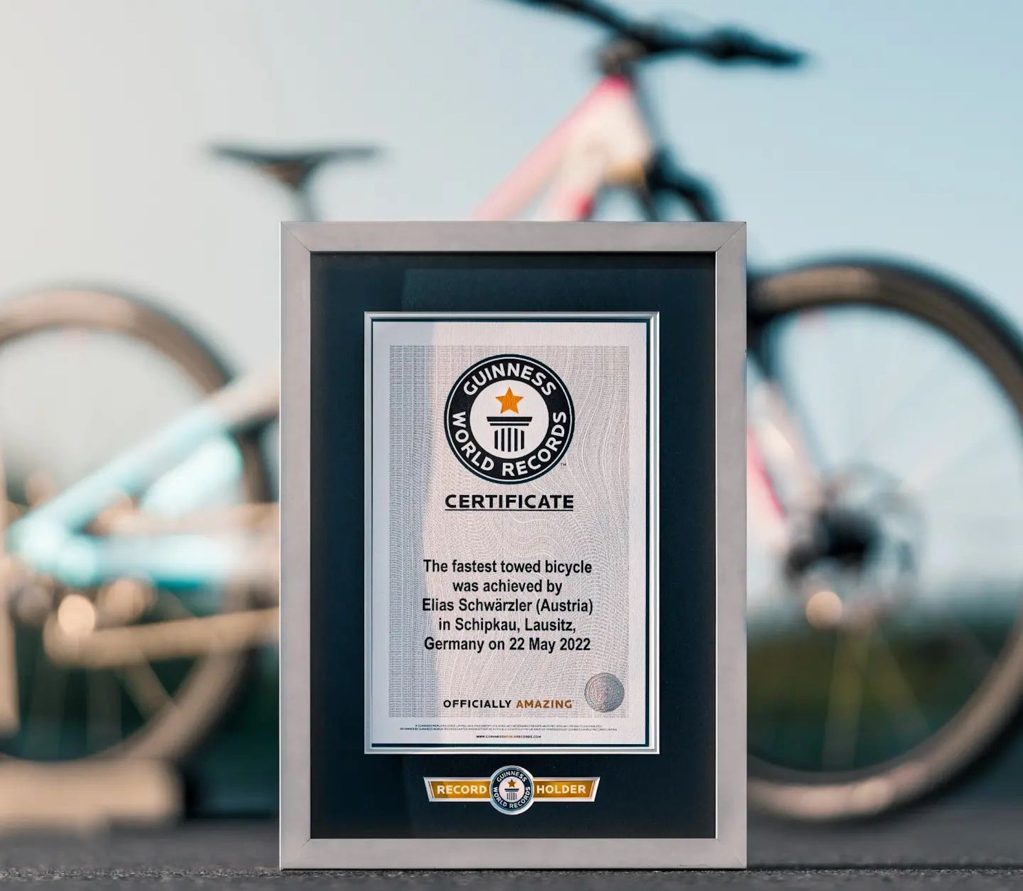 Elias Schwärzler和Geri Gesslbauer打破了吉尼斯世界纪录，创造了“有史以来由摩托车牵引的最快标准自行车”。媒体来源伊莱亚斯的脸书。