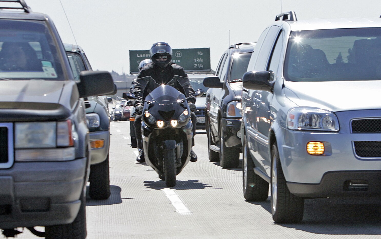 摩托车手巷过滤。媒体来自洛杉矶时报。