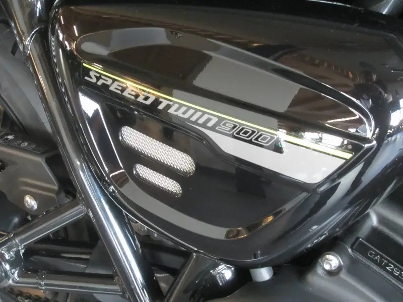 新2023 Triumph Speed Twin 900的侧面整流罩的特写。照片由最高速度提供。
