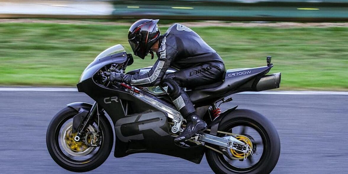 盖伊·马丁试图用克里顿700w跑车打破每小时200英里的速度记录。媒体来源Crighton Motorcycle的Facebook页面。