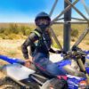 作者戴着Nexx X.WRL ATIKA头盔在沙漠中骑摩托车
