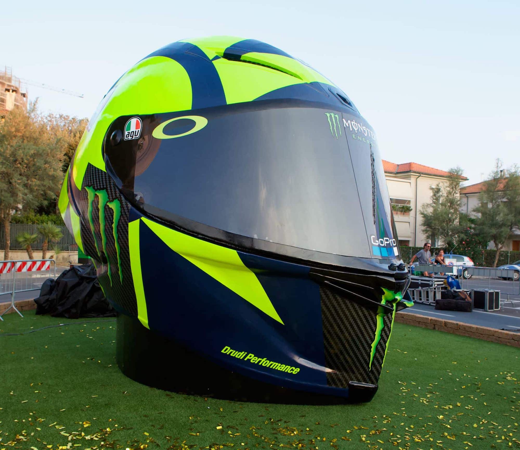 世界上最大的摩托车头盔，印有摩托车赛车手瓦伦蒂诺·罗西佩戴的2019年AGV Pista图形。媒体来源3d打印媒体网络。
