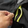 Alpinestars Halo Drystar Jacket上的袖子去除拉链正在使用