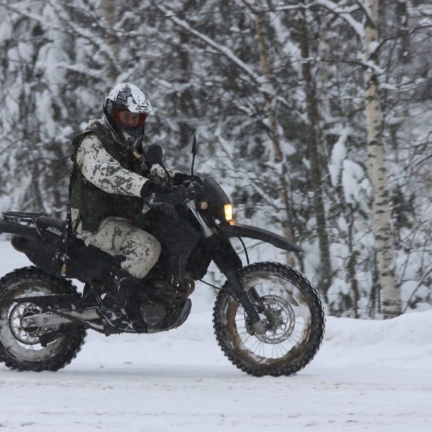 副词的自行车骑手在白雪皑皑的芬兰