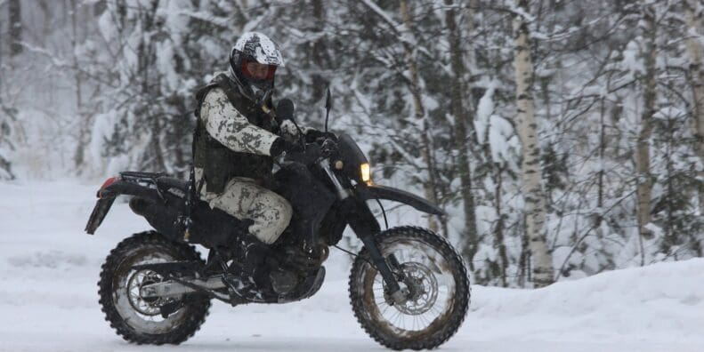 在下雪的芬兰骑ADV自行车