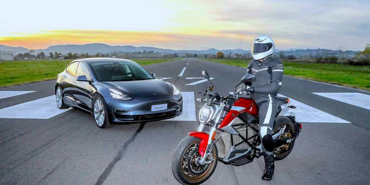 一辆特斯拉即将与电动摩托车对决。媒体来源InsideEvs。