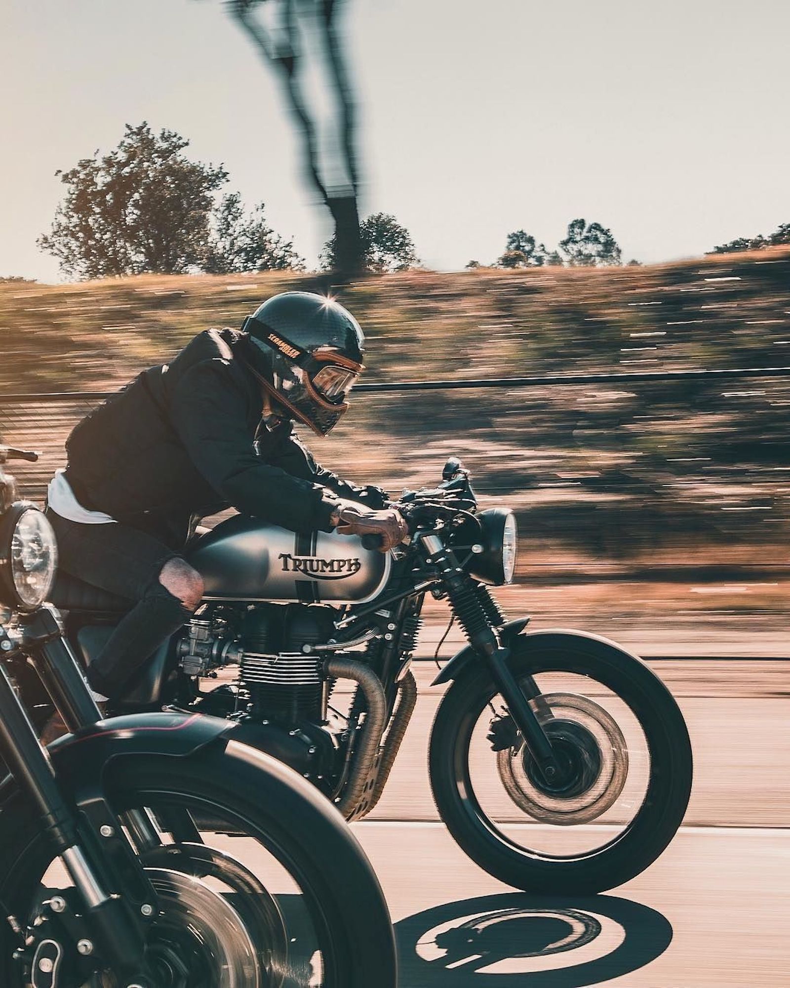 两个骑摩托车的人享受适当的yoink年底就越高。媒体来自Pinterest。