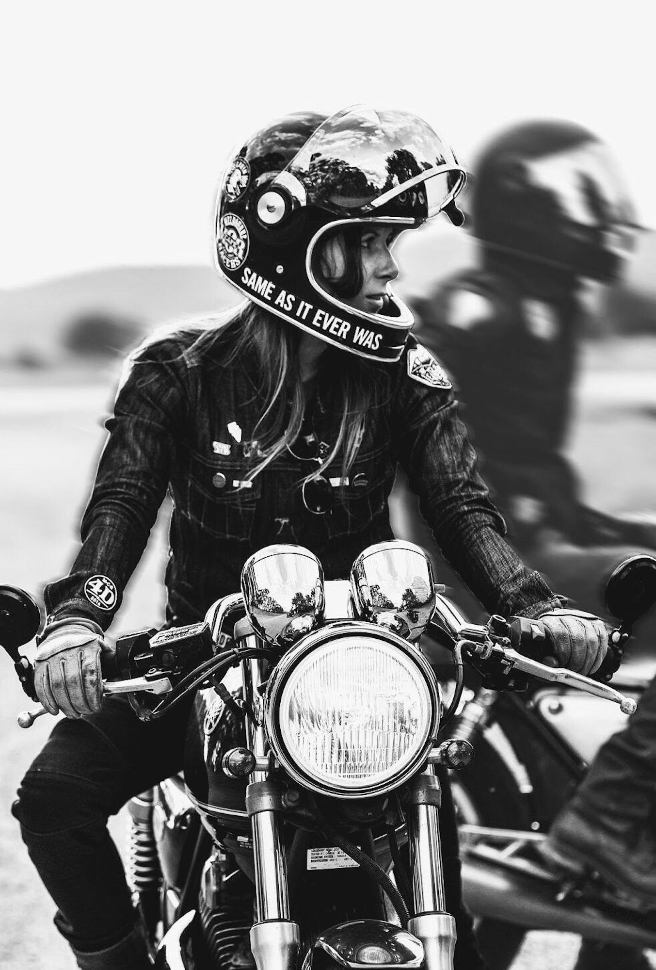 女骑摩托车在一个典型的摩托车。媒体来自Pinterest。