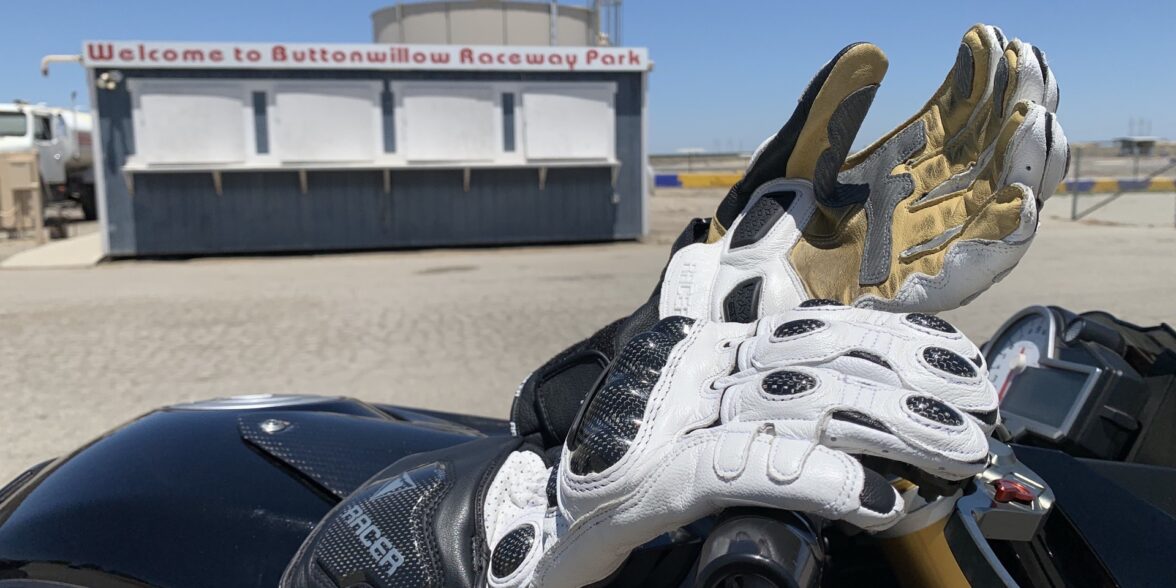 赛车手手套放在摩托车的顶部