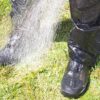 水从花园软管被喷洒在REV'IT先锋GTX靴子