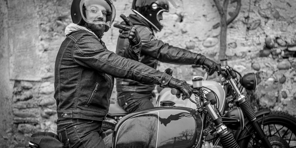 两个法国骑摩托车的人享受美丽的机器。媒体来自RedBull。