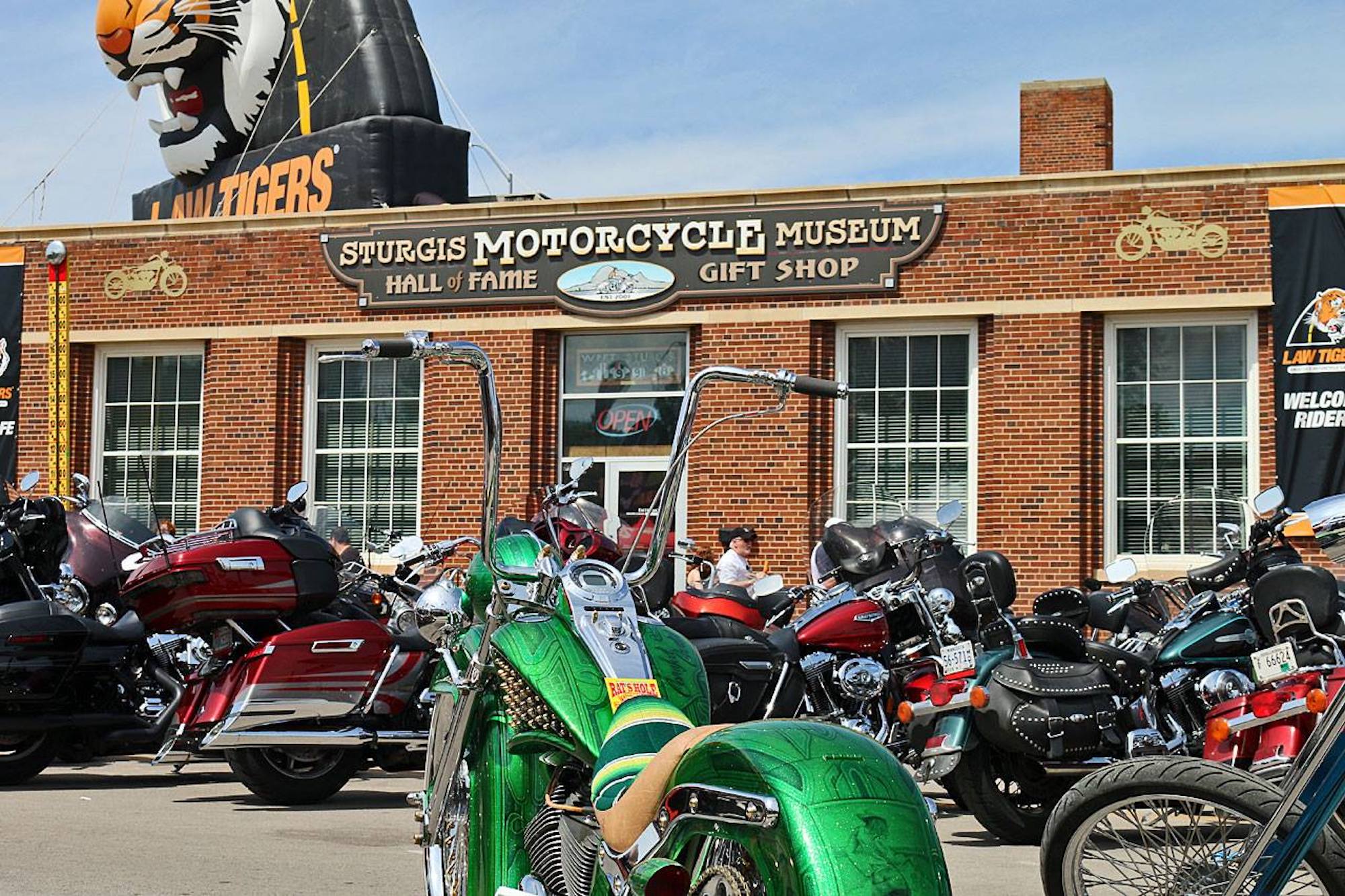 斯特吉斯摩托车博物馆名人堂。媒体来源来自斯特吉斯摩托车博物馆的Facebook页面。