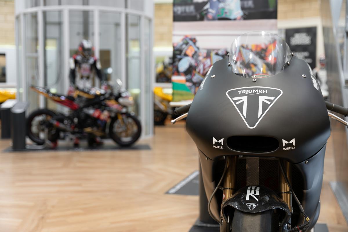 “传奇的代托纳摩托车”，这是英国汽车博物馆第一次专门的摩托车展览。媒体来源:Visordown。